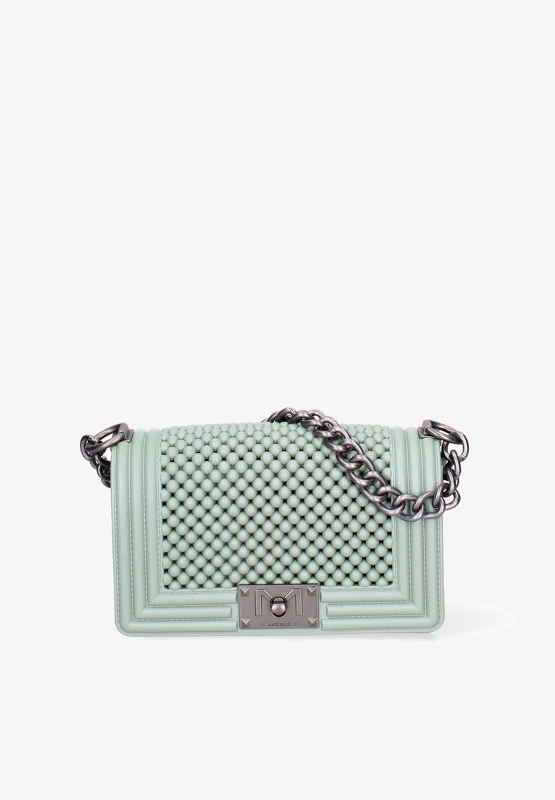 Mintgroene handtas met textuur van een bubbelpatroon, zilveren kettingschoen en decoratieve metalen sluiting. Heeft een rechthoekige vorm en glad leer.