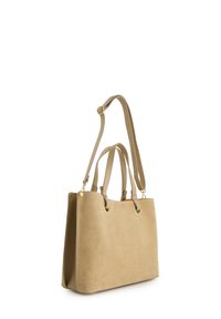 Beżowa torba z zamszu z dwoma uchwytami u góry i odczepianym paskiem na ramię. Posiada złote okucia i prostokątny kształt.