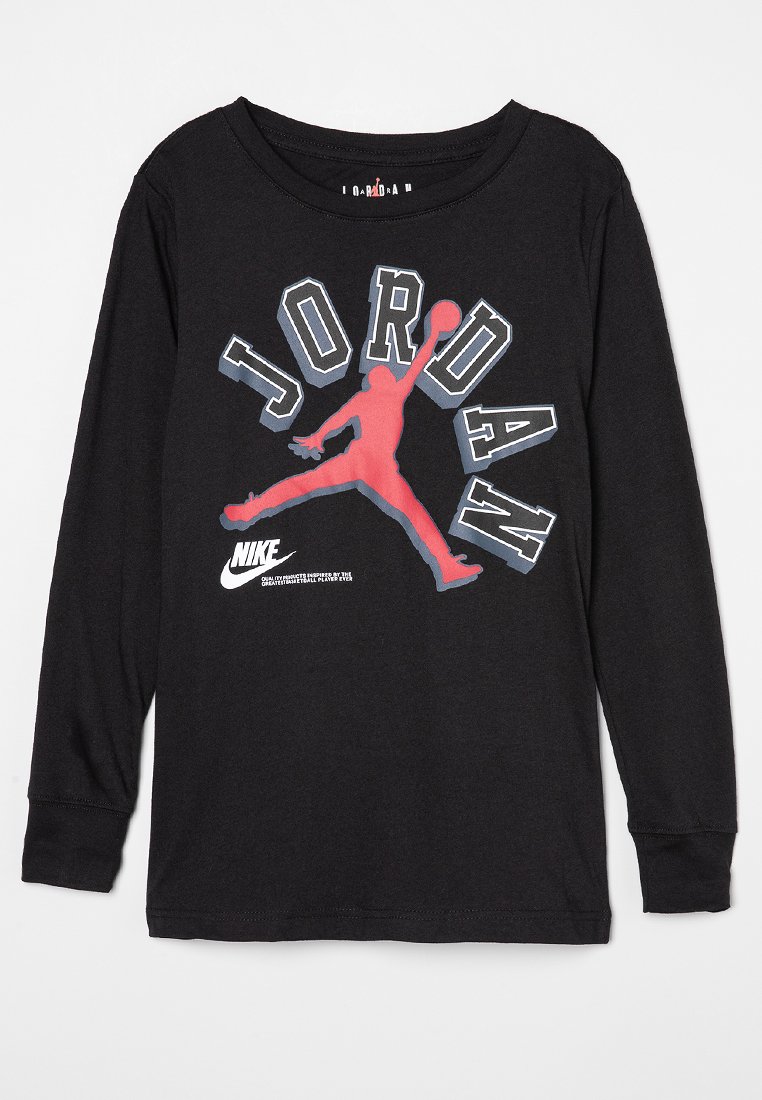 Camiseta negra de manga larga con un estampado gráfico de una silueta roja y el texto "JORDAN" con detalles en azul claro. Fabricada con un tejido suave.
