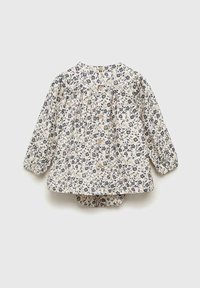 Top cu mâneci lungi cu model floral, în crem și bleumarin, cu detalii plisate și nasturi din lemn, asociat cu pantaloni scurți asortați.