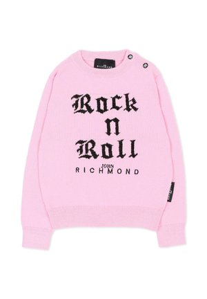 Różowy sweter z długim rękawem z czarnym tekstem "Rock n Roll" i "John Richmond" z przodu, dwa czarne guziki w pobliżu dekoltu na lewym ramieniu.