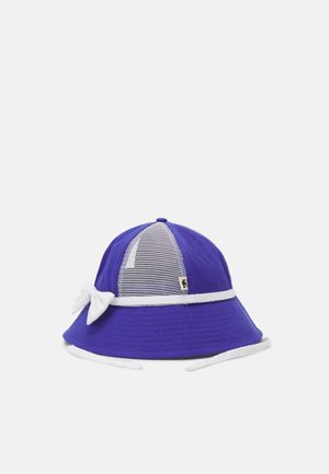Chapéu de balde azul com uma faixa branca e um laço de destaque, apresentando um topo em malha para ventilação e uma aba larga para proteção solar.