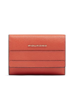 Cartera compacta de cuero marrón rojizo con costuras horizontales y logotipo dorado "Piquadro" en la solapa frontal, sobre un fondo blanco.