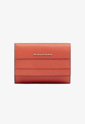 Portefeuille compact en cuir marron rougeâtre avec coutures horizontales et logo doré "Piquadro" sur le rabat avant, présenté sur un fond blanc.