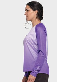 Langärmliges Hemd in lila Farbverlauf mit strukturierter Stoffqualität, Rundhalsausschnitt und Logo-Akzent am Ärmel.