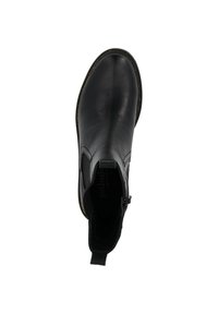 Botín negro de cuero hasta el tobillo con punta redondeada, paneles elásticos en los laterales y una lengüeta trasera. Costuras doradas que acentúan el borde de la suela.
