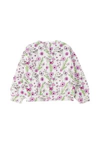 Camiseta blanca de manga larga con estampado floral y de mariposas en rosa y morado, con un pequeño cierre con botón en la parte trasera.