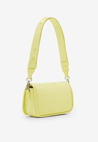 Borsa a tracolla in pelle gialla con forma strutturata, design imbottito, tracolla regolabile e dettagli in metallo argentato.