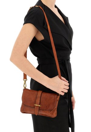 Borsa a spalla in pelle marrone con chiusura a pattina, superficie testurizzata e finiture dorate. Tracolla regolabile indossata a traverso.