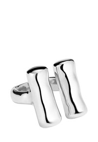 Anillo plateado elegante con un diseño asimétrico, superficies lisas y pulidas, y una banda ancha, resaltando una forma geométrica moderna.