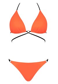 Jasnopomarańczowy zestaw bikini z trójkątnymi miseczkami i czarnymi ramiączkami. Złote kółko w centrum i regulowane wiązania po bokach dołu.