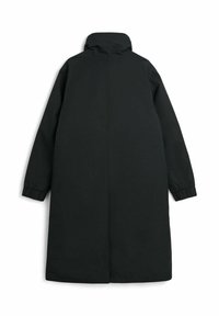 Svart lång rock med hög krage, tillverkad av slät tyg. Den har sänkta axlar och elastiska ärmslut, med minimala sömdetaljer.