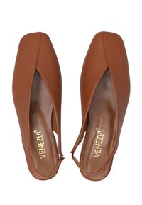 Brązowe skórzane buty slingback z wydłużonymi noskami, z wycięciami po bokach i gładką fakturą. Złote logo wewnątrz.