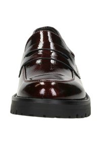 Bordeaux patentleer dresschoenen met een ronde neus, dubbele gespbanden en een dikke zwarte rubberen zool. Gladde, glanzende afwerking.