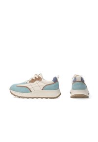 Sneakers w mieszance jasnoniebieskiego, kremowego i brązowego zamszu/sieci, z masywną podeszwą i teksturowanymi akcentami, sznurówkami z przodu oraz pętlą na pięcie.