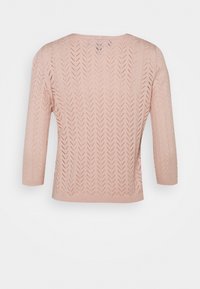 Ljust rosa stickad tröja med en strukturerad fiskbensmönster, trekvartslånga ärmar och rund halsringning.