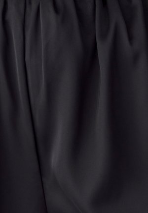 Tessuto nero con una superficie liscia, caratterizzato da morbide pieghe e una vita arricciata, che enfatizza un design fluido.