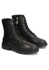 Botine negre din piele cu vârf rotund, cu șireturi în față și fermoar pe lateral. Au accesorii din metal argintiu și o talpă din cauciuc texturat.