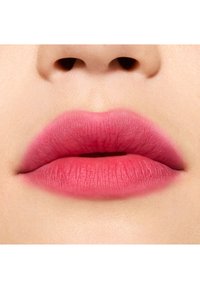 Lèvres roses mates avec un effet dégradé, présentant une texture lisse et des contours définis. Le teint de la peau semble doux et uniforme.