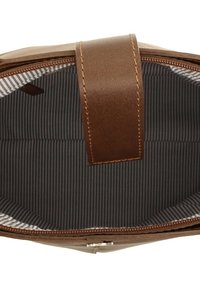 Sac en cuir marron avec fermeture éclair et large compartiment intérieur. Doublé d'un tissu rayé gris et blanc, il possède une sangle marron.