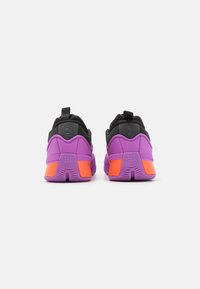 Paarse en zwarte sneakers met een oranje accent op de hiel. Heeft een gestructureerde bovenkant en een rubberen zool; achteraan een trekhaak inbegrepen.