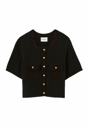 Cardigan en tricot noir à manches courtes avec col rond, boutons dorés sur le devant et deux poches avant à rabat avec des boutons dorés assortis.