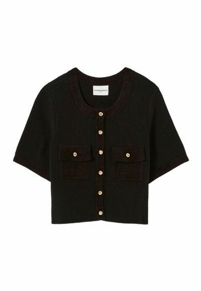 Cardigan en tricot noir à manches courtes avec col rond, boutons dorés sur le devant et deux poches avant à rabat avec des boutons dorés assortis.
