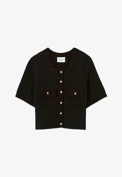 Cárdigan de punto corto y negro con cuello redondo, botones dorados en la parte delantera y dos bolsillos de solapa frontales con botones dorados a juego.