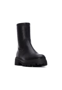 Botas de cuero negro hasta el tobillo con suela de goma resistente, acabado texturizado, puntera redondeada y costura visible a lo largo del borde superior.