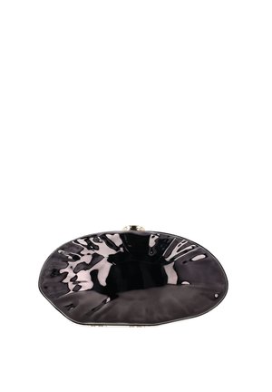 Lesklá černá oválná kabelka s kovovým zapínáním na bílém pozadí, odrážející světlo na svém povrchu.