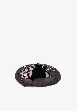 Borsa clutch ovale nera lucida con una chiusura metallica su sfondo bianco, che riflette la luce sulla sua superficie.