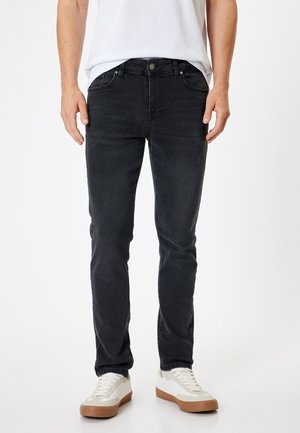 - Jeansy Slim Fit