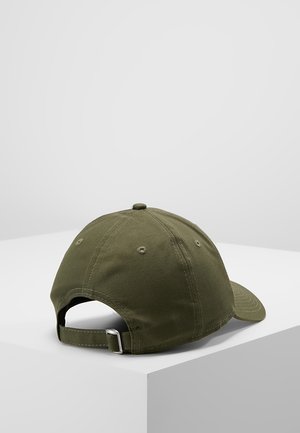 Casquette de baseball vert olive vue de dos, montrant une sangle ajustable avec boucle en métal sur une surface blanche.