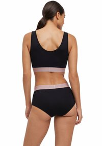 Schwarzes Sport-BH-Set mit hoch geschnittenem Slip, das über ein breites pinkfarbenes elastisches Band verfügt. Glattes Material mit einer taillierten Passform und einem runden Rückenausschnitt.