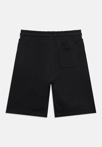 Μαύρο βαμβακερό σορτς με ελαστική μέση και μία πίσω δεξιά τσέπη, παρουσιάζεται σε επίπεδο ανοιχτό γκρι φόντο.