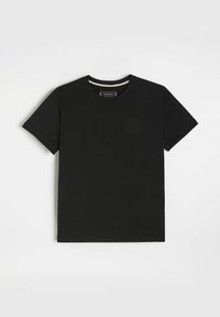 Czarny bawełniany t-shirt z krótkim rękawem, okrągłym dekoltem i małym, subtelnym logo po lewej stronie klatki piersiowej. Gładka tekstura, standardowy krój.