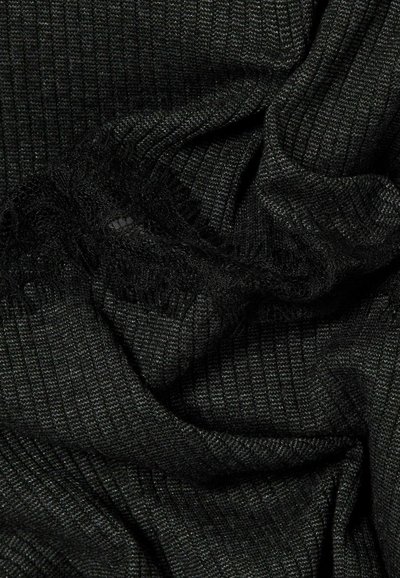 Tessuto a coste nero con una consistenza morbida, caratterizzato da un delicato bordo in pizzo e un aspetto leggermente sgualcito, creando un effetto a strati.