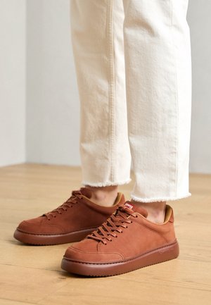 RUNNER - Tenisky - medium red