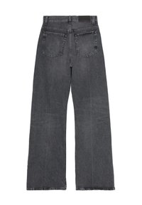 Široke hlače od tamnosivog denima s visokim strukom, koje imaju dva stražnja džepa i sirovi rub. Tekstura materijala je čvrsta.