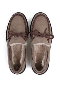 Zamszowe pantofle w jasnobrązowym kolorze z ciemnobrązowymi sznurówkami, wyposażone w sztuczne futerko wewnątrz oraz przeszycia wzdłuż krawędzi i wokół otworu.