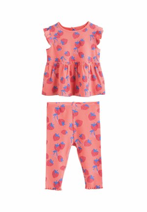 Korallenrosa Baby-Outfit mit kurzärmeliger, geraffter Oberseite und passenden Leggings, bedruckt mit roten Erdbeeren und blauen Blättern.
