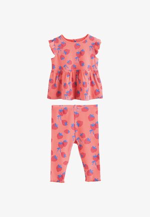 Różowy koralowy strój dla niemowląt z krótkim rękawkiem i falbankami na górze oraz dopasowanymi legginsami, ozdobiony wzorem czerwonych truskawek i niebieskich liści.