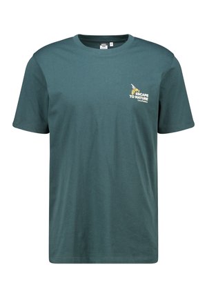T-shirt in cotone verde foresta con maniche corte. Presenta una piccola grafica con la scritta "SCAPPA NELLA NATURA CALIFORNIA" sul petto.