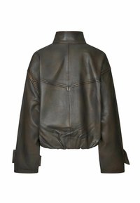 Vue arrière d'une veste en cuir marron foncé avec un col montant, des manches longues et des détails de coutures sur la partie supérieure du dos.