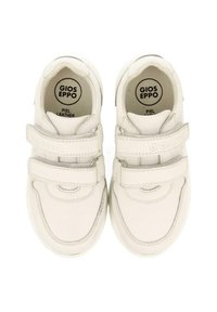 Zapatos de cuero blancos con dos correas de Velcro, puntera redonda, plantilla acolchada e impresión de logo en el interior. Textura suave con detalles cosidos.