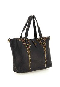 Borsa a tracolla nera in pelle con decorazioni in metallo dorato e rosso. Caratterizzata da due manici robusti e un design spazioso. Superficie testurizzata.