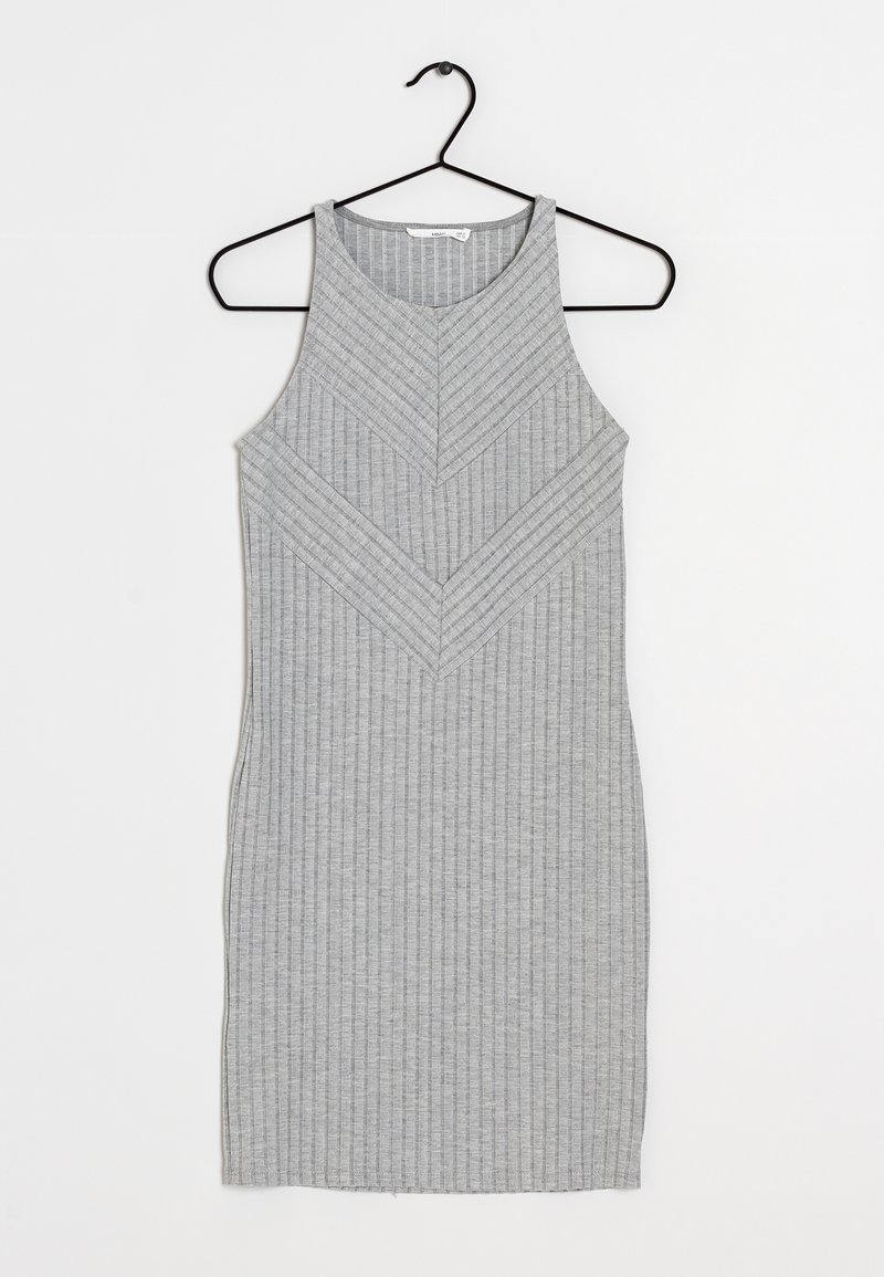 Robe sans manches grise en maille côtelée avec motif chevron sur la poitrine, suspendue à un cintre noir sur fond blanc.