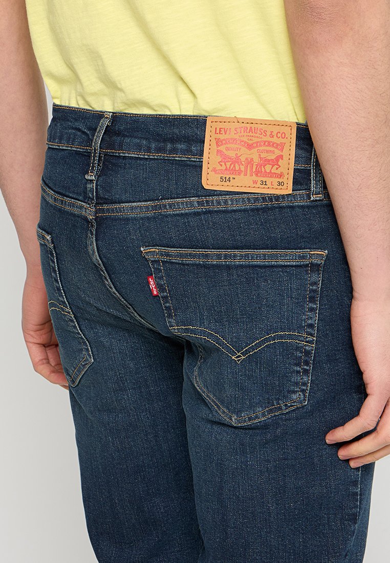 Dunkelblaue Jeans aus Denim mit einem sichtbaren Lederpatch am Bund. Mit zwei Gesäßtaschen und einem markanten Stickmuster.