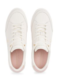 Tommy Hilfiger ESSENTIAL CHIC COURT - Trainers - ancient white