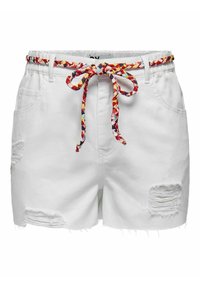 Bela denim kratka hlače z raztrganim robom, ki imajo dve sprednji žep in barvit pleten pas, zvezan na pasu.